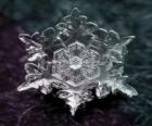 Маленький кристаллик льда форме снежинк&amp;#1080
